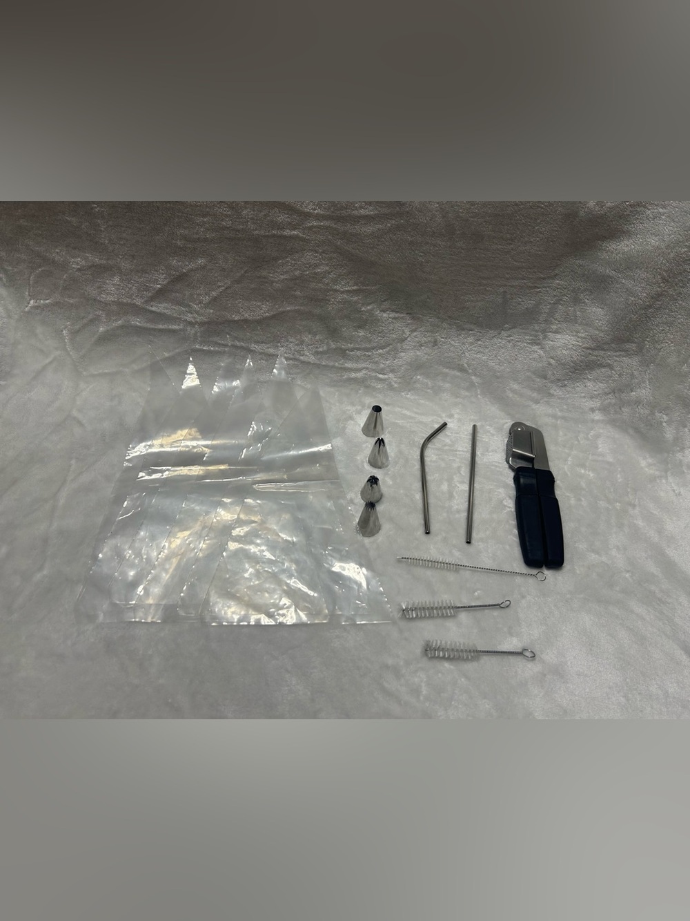 Garlic Press disposable piping bags 4 tips 3 cleaning brushes 2 metal straws